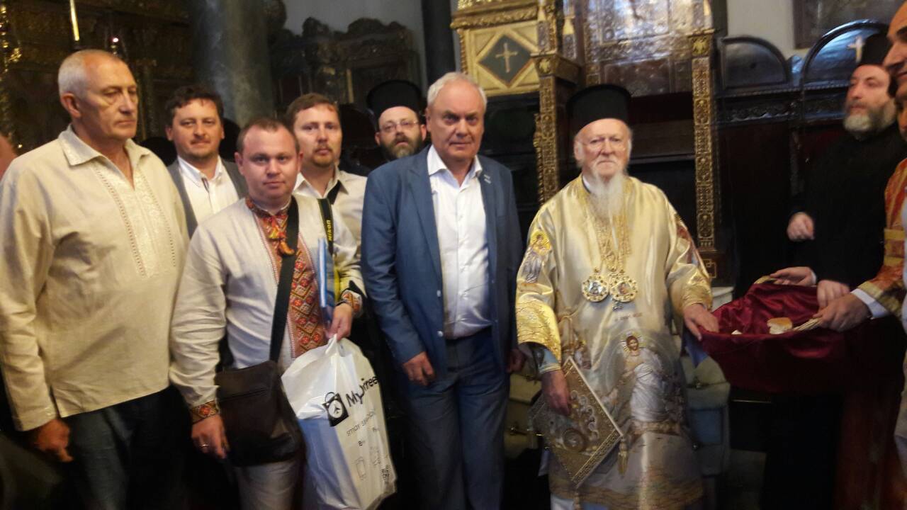 Юрія-Фарм обратилась к Вселенскому Патриарху с просьбой о поддержке единой автокефальной церкви, что способствует развитию религиозных свобод в Украине